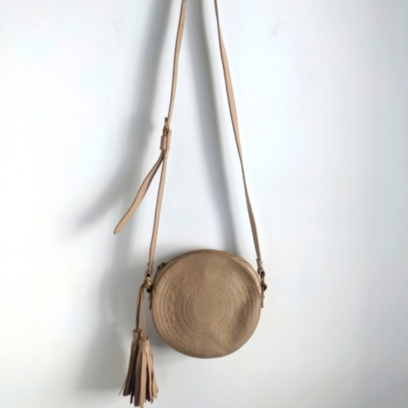 ISABELLA Fiore Nude Leather Round Canteen Crossbody Purse - Picture 4 of 14